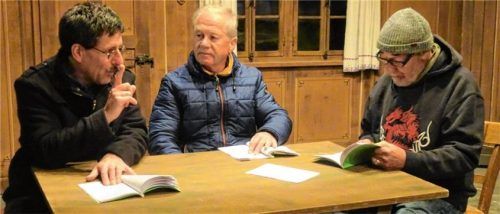 Die drei Dorfheiligen, gespielt von (von links) Bernhard Obermair, Günther Westenhuber und Anton Deiniger, versuchen alles, um ihre Verfehlungen geheim zu halten.Foto Reitzig