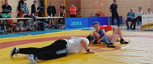 Die Feldkirchener Ringerin Johanna Hanses beim Schultersieg. Foto TV Feldkirchen