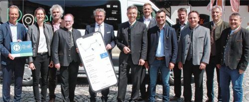 Die Freude ist groß: In Aschau fiel heute der Startschuss für das „Rosi-Mobil“. Ein On-Demand-Verkehr für elf Chiemgau Gemeinden. Foto Fischer