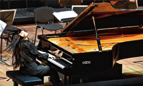 Die Haare fliegen, wenn Mélodie Zhao Musik von Liszt spielt. Foto KITZBICHLER