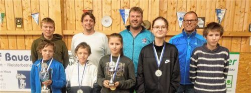 Die Hochstätter Stockschützen bei der Ehrung für die Saison 2021/2022: (hinten von links) Maxi Zehetmeier, Trainer Michael Neumeier, Mannschaftsweltmeister Peter Rottmoser und Trainer Erwin Bauer sowie (vorne von links) Florian und Sebastian Neumeier, Franziska Ramsteiner, Maria Menzel und Christoph Ramsteiner.Foto re