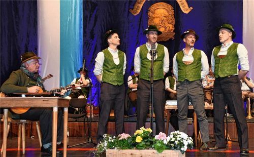 Die kernigen Mannsbilder des Reischenharter Viergsangs können auch zärtlich klingen. Foto Janka