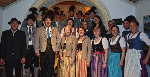 Die komplette Vorstandschaft mit allen Ausschussmitgliedern. Foto Buchauer