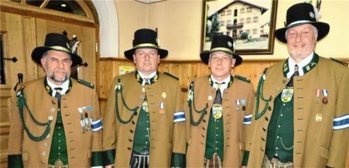 Die neue Hauptmannschaft der Gebirgsschützen Raubling: (von links) Leutnant und Schatzmeister Heinrich Lexa, Hauptmann Robert Oschwald, Oberleutnant Peter Freiberger sowie Leutnant und Schriftführer Olaf Ebbeke. Foto Bichler