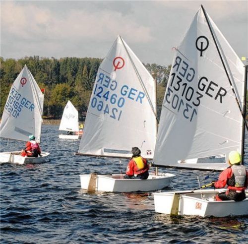 Die Optimist-Boote eröffnen heuer die Segel-Regattawettkämpfe auf dem Simssee. Foto Niessen