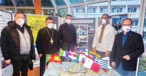 Die Priester Augustin Atamanyuk und Volodymyr Firman, Pater Roman Dutschak, Priens Gemeinderat und Partnerschaftsreferent Johannes Dreikorn sowie Bürgermeister Andreas Friedrich (von links) beim Vortragsabend im Priener Chiemseesaal. Foto Hötzelsperger