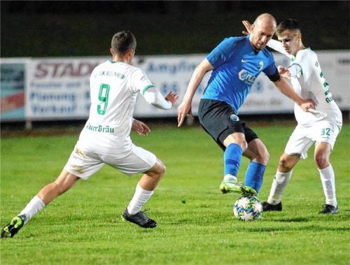 Die Rosenheimer Torschützen Omer (Nr. 9) und Fikret Jahic nehmen Ampfings Goran Divkovic, der das 1:0 erzielte, in die Zange.Foto Michael Buchholz