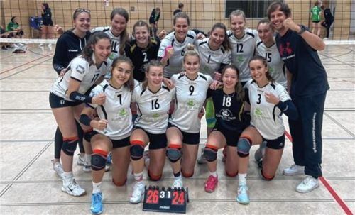 Die Rosenheimer Volleyballerinnen hinten von links: Elli Stelter, Fiona Biczkowski, Carina Drath, Lina Dressler, Sabrina Schnitzer, Karin Eberl, Chiara Sarsky, Basti Henning. Vorne von links: Jana Biczkowski, Rona Schein, Johanna Hofmann, Mica Rein, Lana Anspach, Antonia Buchner. Es fehlten: Nina Hartinek, Anni Heßler, Maya Heßler, Nathalie Anspach und Jennifer Momberg. Foto MTV Rosenheim