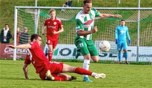 Die Rosenheimer wollen in den letzten Spielen „alles reinhauen“, wie hier Adel Merdan gegen Schaldings Fabian Schnabel. Foto Andreas Lakota