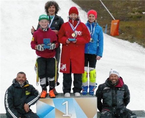 Die Sieger der Chiemgaumeisterschaften 2022 im Slalom: Stefan Krause, Leo Catalano, Mona Aumann und Eva Maria Walch (von links). Sitzend die beiden Sportwarte alpin des SV Chiemgau, Luggi Moderegger (links) und Marcus Kreidler. Foto Helmuth Wegscheider
