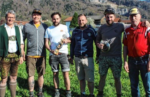 Die Siegerehrung nahmen Nußdorfs Zweiter Bürgermeister Helmut Brunner (links) und der Vorsitzende des Hufeisenclubs Nußdorf-Hinterberg, Sepp Oberauer (rechts), vor. Sie gratulierten den Turnier-Siegern vom Team „Huberbäck II“ mit (von links) Martin Bachmann, Philip Bachmann, Christoph Daxenbichler und Stefan Kronthaler, die alle aus Erl stammen. Foto Steffenhagen
