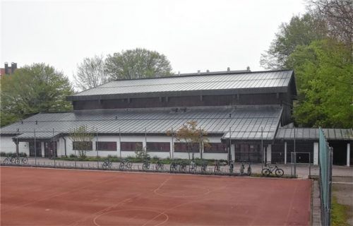 Die Sporthalle des Sebastian-Finsterwalder-Gymnasiums soll ab der kommenden Woche für die Unterbringung von bis zu 80 Kriegsflüchtlingen gesperrt werden. Foto Schlecker