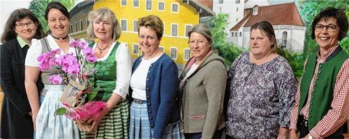 Die stellvertretende BBV-Kreisbäuerin Rosenheim, Maria Bichler (rechts), und Elisabeth Höhensteiger vom BBV-Kreisverband (links) flankieren Landfrauen des BBV-Ortsverbandes Pang, Aising und Happing: (von links) die neue Ortsbäuerin Maria Fischbacher, die bisherige Ortsbäuerin Elisabeth Loferer, Zweite Ortsbäuerin Birgit Dinzenhofer und die Beisitzerinnen Resi Schwaiger sowie Zenta Bielmeier.Foto knarr