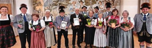 Die stellvertretende Vorsitzende Johanna Muhr (links) und der Vorsitzende Sebastian Grad (rechts) ehren die langjährigen Mitglieder aus dem Jahr 2021: (von links) Hans Stadler, Anni Kuchler, Irene Buchberger, Sebastian Huber, Karl Mohr, Georg Scherer, Fanny Mohr, Hans Gruber, Evi Braun, Werner und Barbara Frey sowie Beate Mikesch.Foto re