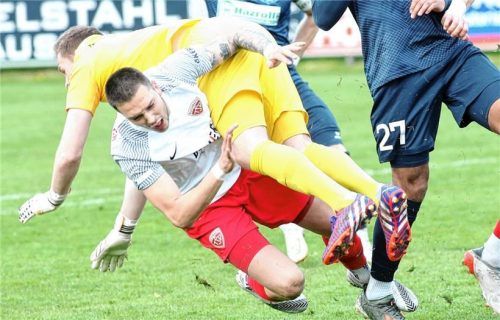 Die Szene, die zum 2:0 für die Gäste führte: Daniel Maus und Marcel Spitzer krachen im Sechzehner zusammen. Foto Buchholz