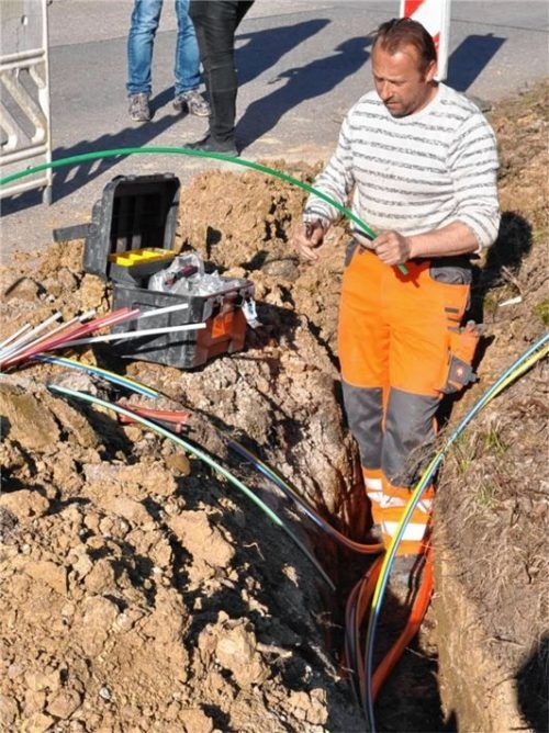 Die Techniker bereiten am Ortsrand von Feldkirchen die Breitbandtechnik für Stadlberg vor. Fotos Merk