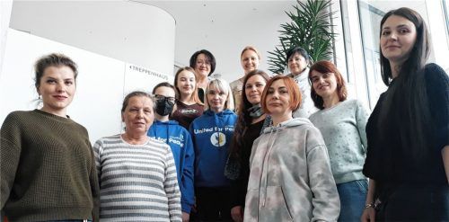 Die ukrainischen Teilnehmerinnen des ersten Deutschkurses auf der Freitreppe im Kolbermoorer Rathaus mit der Lehrerin Tatjana Rotar (links oben).