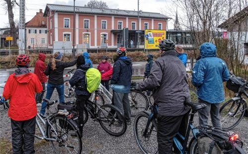 Die Veranstaltungsreihe „Mobilität vor Ort“ ist auch die Gelegenheit, um neue Fahrradprojekte der Stadt zu erläutern. Hier steht die Gruppe an der Stelle in der Bergstraße, an der das neue Fahrradparkhaus errichtet wird. Foto Thomae