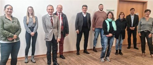 Die Vertreter des Stadtjugendrings, der städtischen Verwaltung, der Caritas, der Bürgerstiftung, der Volkshochschule und der Stadt Rosenheim arbeiten zusammen an der Koordinationsstelle „Rosenheim hilft“. Foto re