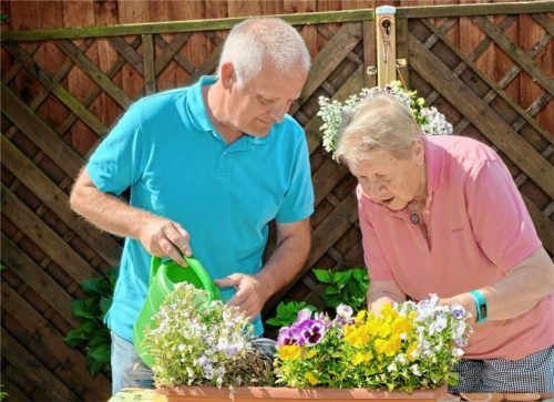 Die Wünsche und Anforderungen der Senioren sind höchst individuell und ein Spiegelbild ihrer Persönlichkeit und Lebensgeschichte. Professionelle Senioren-Assistentinnen und -Assistenten gehen feinfühlig darauf ein. Foto djd/Büchmann/Seminare/Thomas Bartel (BdSAD)