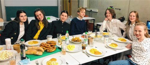 Diskutieren mit Jugendlichen aus ganz Europa über wichtige Zukunftsthemen: (von links) Riana Sima, Marie Knoblauch, Angelina Mikulicic, Finn Butenandt, Timo Heunisch, Franziska Schroeder und Johanna Zeitz.Foto Adam