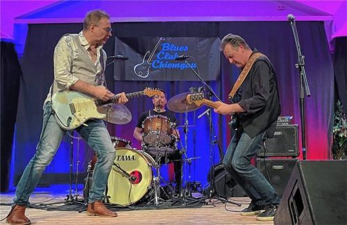 Drei Mann sorgten für kräftigen Sound: (von links) Ben Granfelt, Jari Salminen am Schlagzeug und Masa Maijanen am Bass. Foto Kirchner