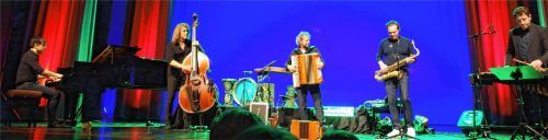 Ein ebenso spiel-, wie experimentierfreudiges Quintett: (von links) Chris Gall, D.D. Lowka, Andreas Hinterseher, Mulo Francel und Tim Collins. Foto Friedrich