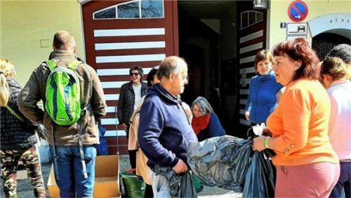 Ein Ehrenamtlicher der Kirchengemeinde Wasserburg und des „Helferkreises Wasserburg“ sowie Geflüchtete aus der Ukraine verknüpfen die „Aktion Saubere Stadt“ mit Sightseeing und Eiscafé.Foto Rieger