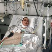 Anne (34) schickt ein glückliches Lächeln
