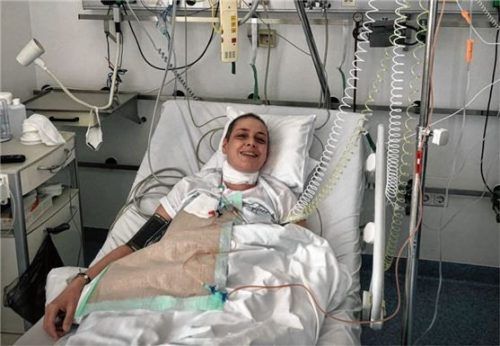 Ein erstes Bild aus der Klinik: Anne aus Kolbermoor nach der Stammzellentransplantation.Foto re