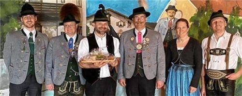 Ein Geschenk zum Abschied: (von links) Gaukassier Hans Gschwendtner, stellvertretender Gauvorsitzender Mäx Kronberger, Florian Griebl, Gauvorsitzender Pankraz Perfler, Gauschriftführerin Bettina Hanfstingl und Gauvorplattler Sepp Brem. Foto Huber
