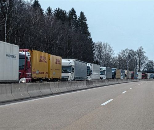 Ein Lkw reiht sich auf der A93 an den anderen: An Tagen der Blockabfertigung leiden die Inntalgemeinden unter dem Ausweichverkehr. Foto Thomae