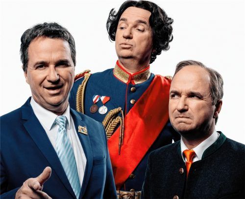 Ein Mann mit vielen bekannten Gesichtern: Wolfgang Krebs in seinen drei Rollen als Kini, Markus Söder und Hubert Aiwanger. Foto  schweiger