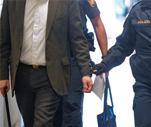 Ein Polizeibeamter führt Stefan H. am ersten Prozesstag in den Gerichtssaal. Foto dpa