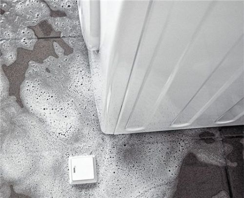 Ein sogenannter Wasserwächter meldet Auffälligkeiten im Wasserverbrauch, schon bevor Leitungsschäden offensichtlich werden. Foto djd/REHAU