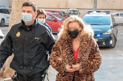 Ein spanischer Polizist führt die Tatverdächtige, der Handschellen angelegt worden sind, nach ihrer Verhaftung inPalma ab. Foto Cañellas