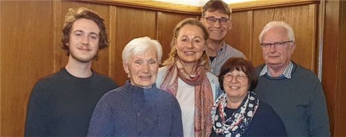 Ein Teil des Vorstands von „Kolbermoorer helfen“: (vorne von links) Zweiter Vorsitzender Peter Schiffmann, Beisitzerin Margret Hofbauer, Vorsitzende Gabi Böning, Schatzmeisterin Anna Feuerer sowie (hinten, von links) Jugendwart und Beisitzer Hilmar Franzkewitsch und Besitzer Helmut Feuerer. Foto re