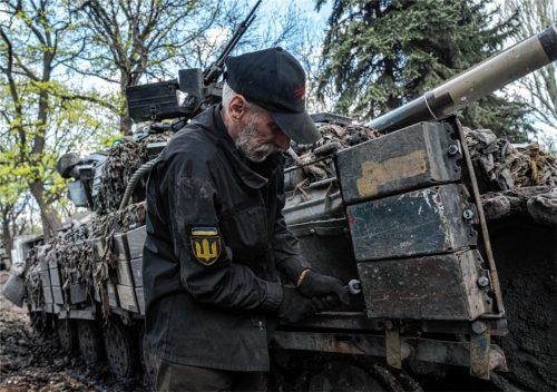 Ein ukrainischer Soldat repariert einen Panzer nach Kämpfen gegen russische Truppen in der Region Donezk. Foto dpa