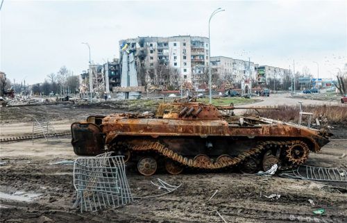 Ein zerstörter russischer Kampfpanzer steht auf dem Hauptplatz von Borodjanka, einem kleinen Dorf vor der ukrainischen Hauptstadt Kiew. Foto dpa