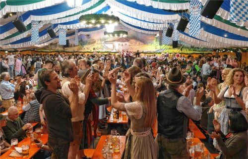 Eine Stimmung, die sich sehen lassen konnte: Im Festzelt haben etliche Besucher auf Tischen und Bänken getanzt – darunter auch etliche Menschen aus Tirol. Foto Hoffmann