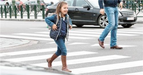Eine verbesserte Sichtbarkeit von Fußgängerüberwegen könnte Risiken minimieren. Foto djd/3M/Getty Images/Onoky/Julien de Wilde