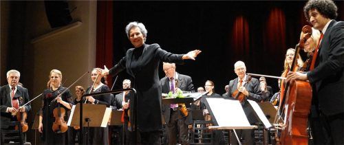 Elke Burkert und das Orchester nehmen den wahrlich verdienten Applaus entgegen. Foto Janoschka