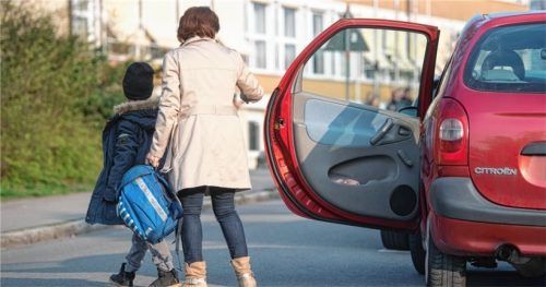 Eltern, die ihre Kinder bis vor die Schule fahren, sorgen auch in Rosenheim immer wieder für gefährliche Situationen. Foto dpa