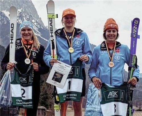 Emma Aicher (Mitte) siegte in der Super-G-Damenwertung vor Katrin Hirtl-Stanggaßinger (links) und Luisa Klapprott.
