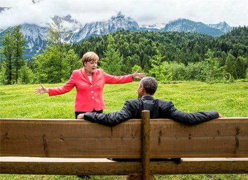 Entspannt und gut abgeschirmt: Schon beim G7-Gipfel 2015 mit Bundeskanzlerin Merkel und US-Präsident Obama war Ludger Otto dabei. Diesmal leitet er den Vorbereitungsstab für die Neuauflage des Gipfels 2022 in Elmau. Foto dpa.