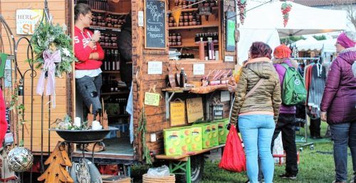 Entspanntes Markttreiben beim Weibamarkt in Bad Aibling.