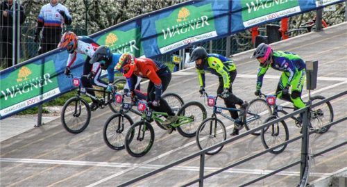 Erich Grabichler (Nummer 27) liegt bereits beim Start in Führung.Foto Georg Gruber