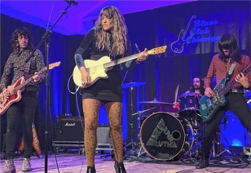 Erstmals zu Gast in Rimsting: „The Damn Truth“ mit Tom Shemer (Gitarre), Lee-la Baum (Gesang und Gitarre), Dave Traina (Drums), und PY Letellier. Foto Kirchner