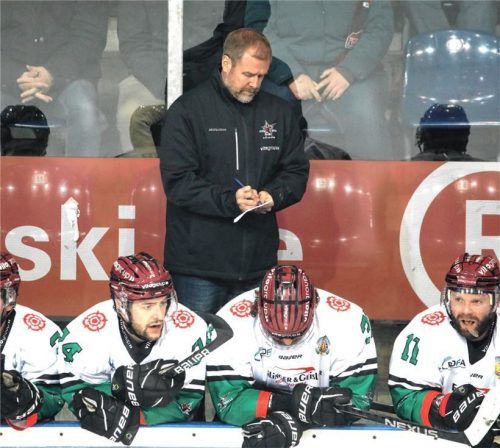 Es gab viel zu notieren für Starbulls-Coach John Sicinski, der sagt: „So ein Blackout wie im letzten Drittel habe ich noch nie erlebt.“ Foto Florian Petrow