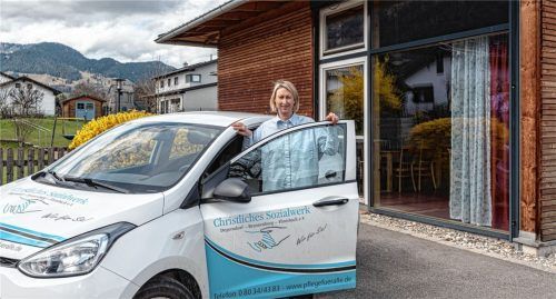 Eva Faltner, Geschäftsführerin des Christlichen Sozialwerks Degerndorf-Brannenburg-Flintsbach, erklärt, warum ihre Mitarbeiter bei Einsätzen an Tagen der Blockabfertigung besonders belastet werden.Foto  Thomae